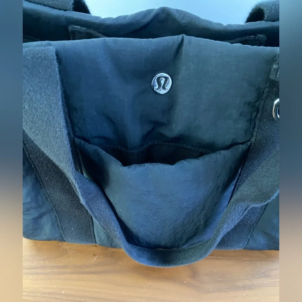 lululemon black padded boxy tote bag - Picture 12 of 15